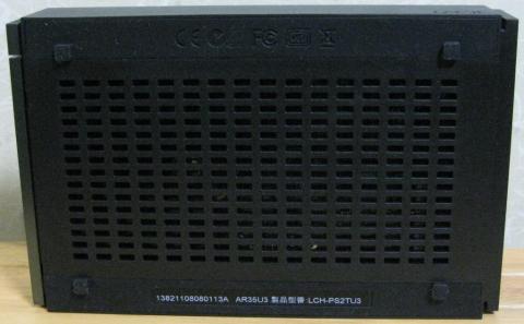 本体裏面、エアフロー用の穴が多数空いています。