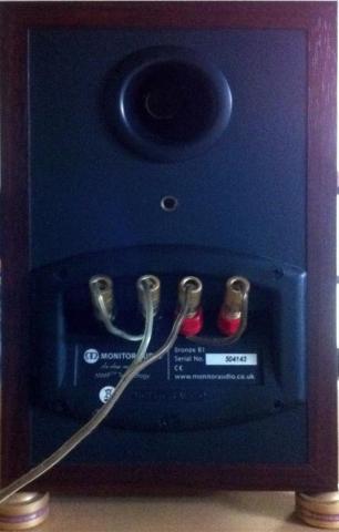 スピーカー裏側です。接続は、ジャンパープレートを外して、ジャンパー線を作成して接続しています。