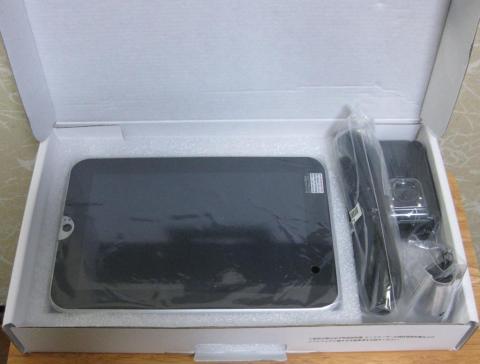 保証書を取り除くと、本体登場。