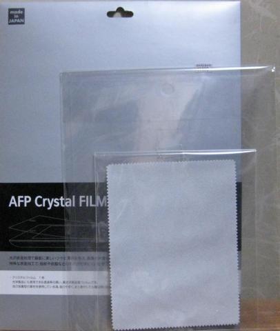 内容物は、保護フィルムとクリーナークロスが入っていました。