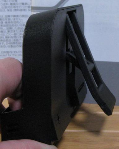 スタンド側面です。後ろ側に支えのための足が出ます。