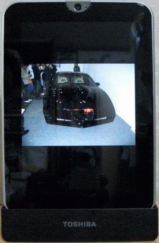 REGZA Tabletをスタンドに載せた状態です。