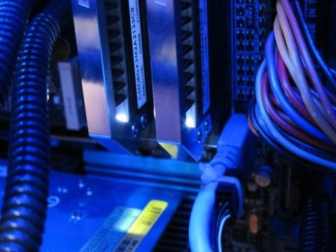 控え目に光るメモリ