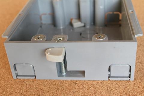 ネジをまわすと羽が出てきます