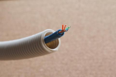 こんなふうにケーブルを引っ張ってきて