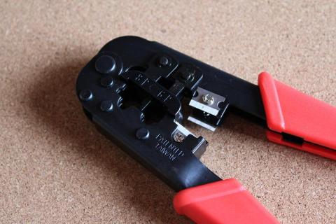 RJ11 RJ45をかしめられる
