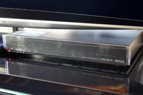 取り合えずVIERAとシアターラックの間に設置