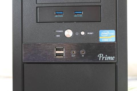 前面上部の青いコネクタがUSB3.0