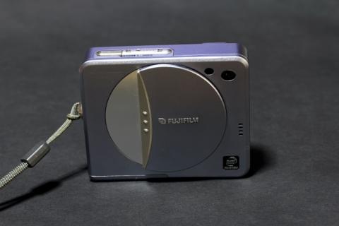 シルバーに見えるけど、ライトブルーですヨ