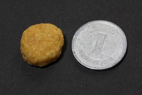 1円より一回り小さい大きさです