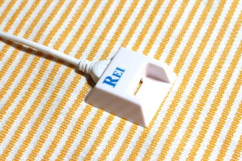 椅子にはREIの文字が