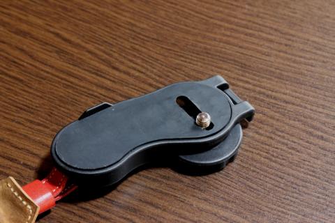 三脚のネジ穴で固定します