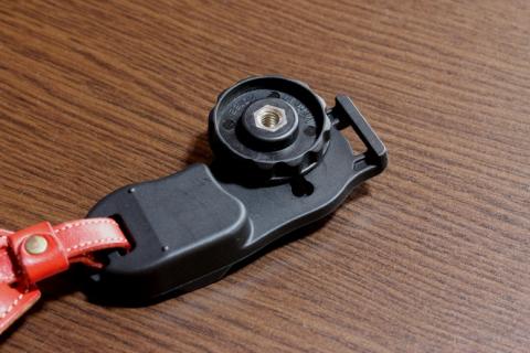 三脚用のネジ穴があって取り付けられるようになってますけど......