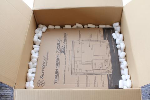 緩衝材と使用したものの空箱を取りだすと見えてきました