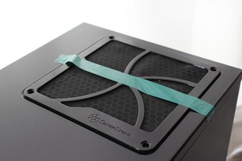 上部に電源の吸気部があります