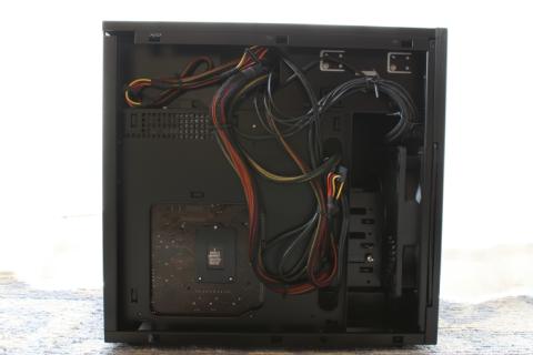 裏側に配線してあるんですネ♪