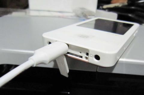 充電中のケーブル接続状態(はっきり言ってフタが邪魔)