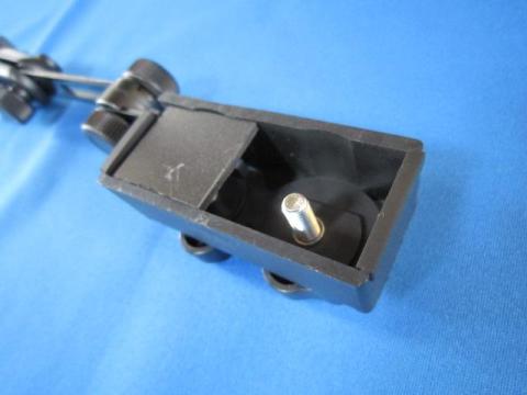 下側が半分開いています