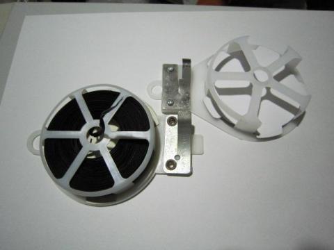 左が園芸用のケースに中身を入れ換えた物。右が100均のケース