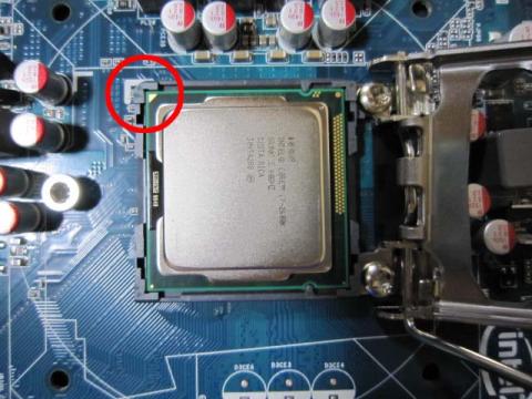 CPUの▲マークとM/Bのマークを合わせてソケットに乗せます