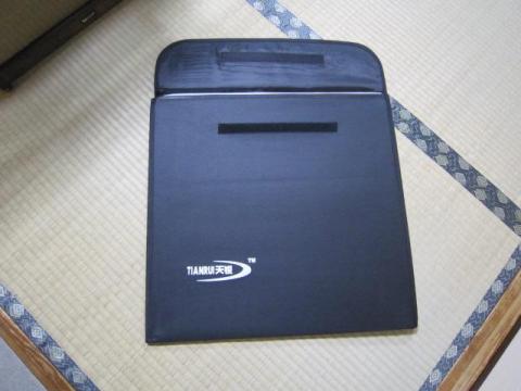 マジックテープで止まっているフタを開けて