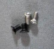 付属のねじ2種類(太さと長さが異なる)のうち、合うほうで固定します