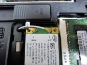 アンテナ線が邪魔で左のビスが入りません