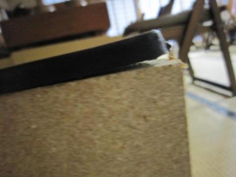 こんな感じにゴム足が浮いてました