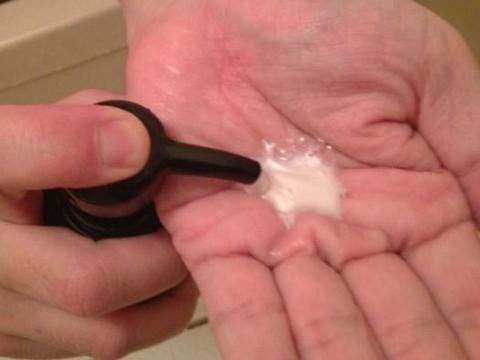 いつものシャンプーの量の半分ぐらい手に取る