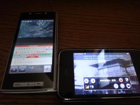 階段での視聴。005SH内蔵チューナーの方は受信がかなり不安定に。SegClipでの無線LAN接続は問題なく受信中