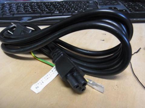 NUCに同梱されているACアダプタに必要な、通称「ミッキーケーブル」