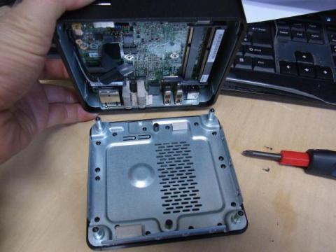 マザーボードはボディ側に固定されている。