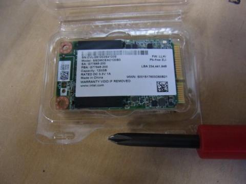 フルサイズのSSD基板。