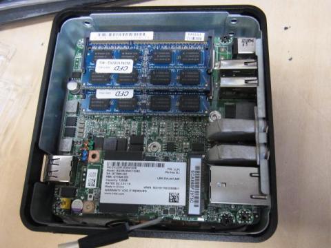 これで主要パーツの組み込みは完了!無線LANのアンテナケーブルはUSBコネクタの上にでも適当に固定する