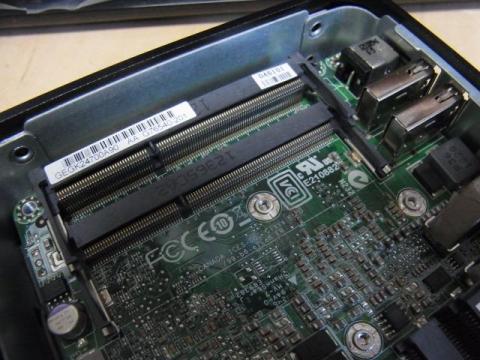 こちら側がメモリスロット。ノートPC用メモリが入る