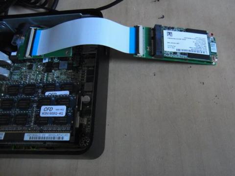 こんな感じで上段のmPCIxコネクタに挿して動作チェック