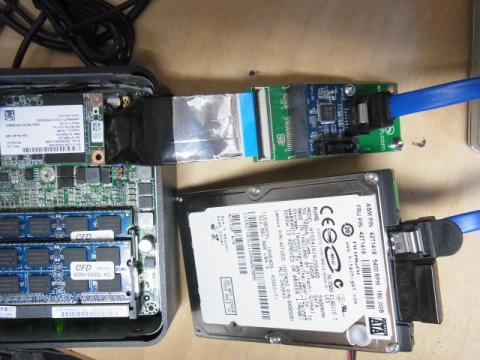 玄人志向のSATA変換基板に2.5インチHDDを接続。