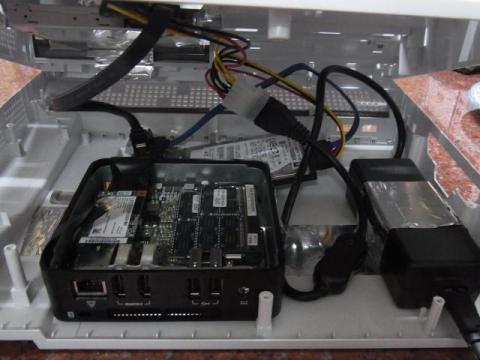 中身は仮組みもいいところ。まだまだバラック状態。本気でNUCのありがたみもありません・・・・・・。