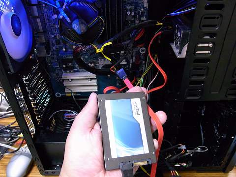 まずSSDをSATA3コネクタに繋げます