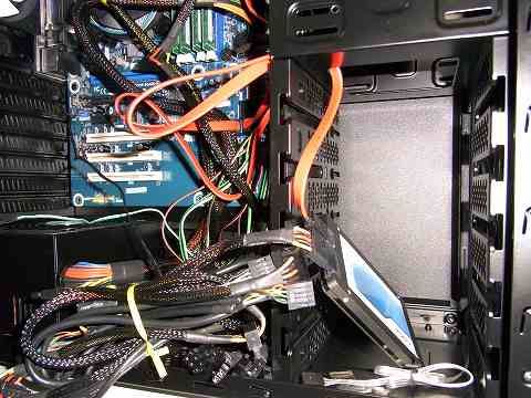 やっとここでSSDを繋ぎます!