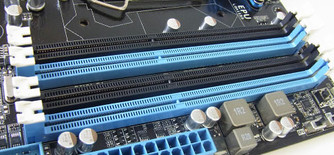 メモリスロットは片ラッチタイプ