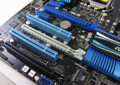 PCIex16スロットは押し込むだけでロック解除ができるタイプ