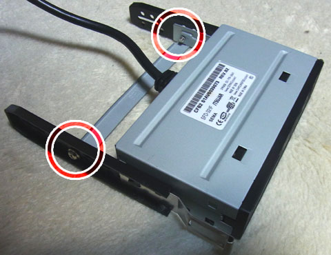 3.5インチカードリーダー。赤丸内のネジ穴しかあわない。