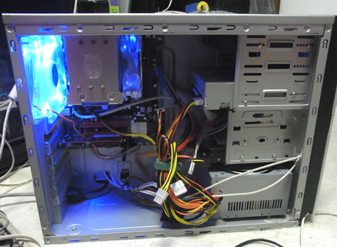 本来ATXが入るケースなので下部スカスカ