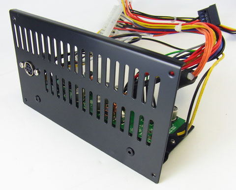 背面ブラケット部。ネジ穴位置に注目