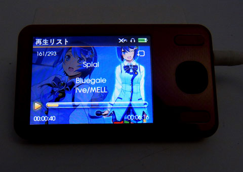 液晶は暗い場所でもよくわかる明るさ 壁紙は変更可能…ってか曲名タグミスってるわ