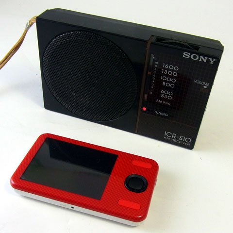 買ったばかりの名刺サイズZENとツーショット。時代を考えると結構小さい。