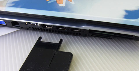 左側面:エクスプレスカード・カードリーダー・USB*2・eSATA・HDMI・D-Sub・LAN