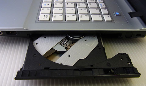 右側面:DVD・USB*1・オーディオ系 端にモデム用パターン