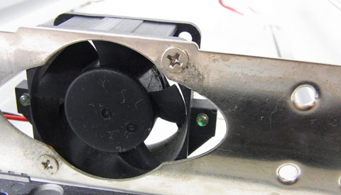 ちなみにファンとLEDは一体化した専用品。